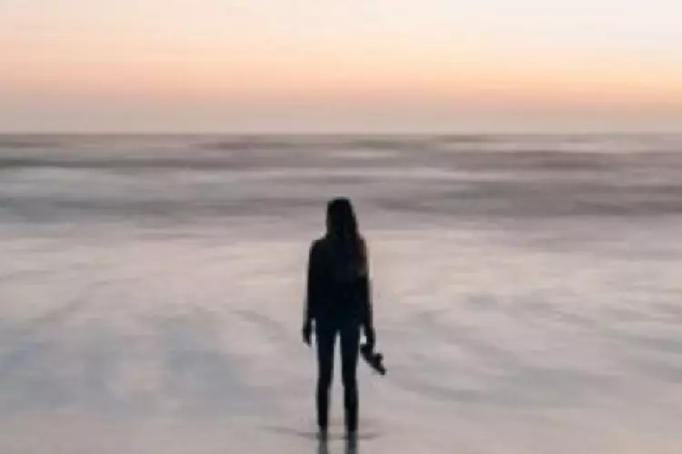 Mulher na praia - Bem-Aventuranças