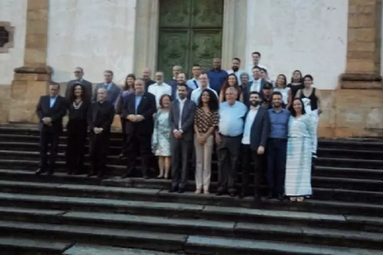 Registro das autoridades após cerimônia de assinatura de convênios que marcam a retomada de percurso das restaurações de monumentos históricos em Mariana