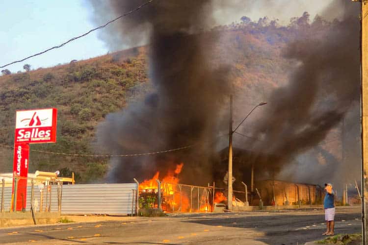 Caminhão é consumido por chamas no trevo do Cruzeiro do Sul - Foto: Lui Pereira/Agência Primaz