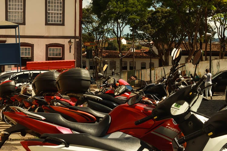 Estacionamento de motos na Rua Frei Durão, próximo ao Jardim - Foto: Lui Pereira/Agência Primaz