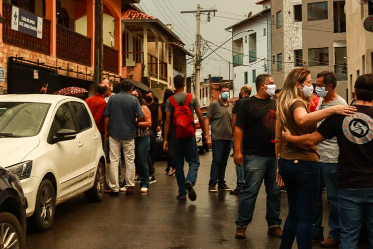 As recomendações de distanciamento social não foram respeitadas pelos presentes no evento - Foto: Lui Pereira/Agência Primaz