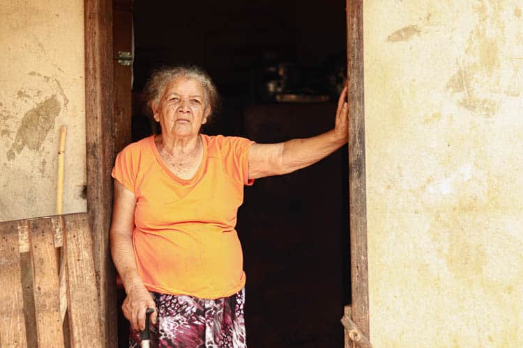 Dona Terezinha é uma das moradoras isoladas - Foto: Lui pereira/Agência Primaz