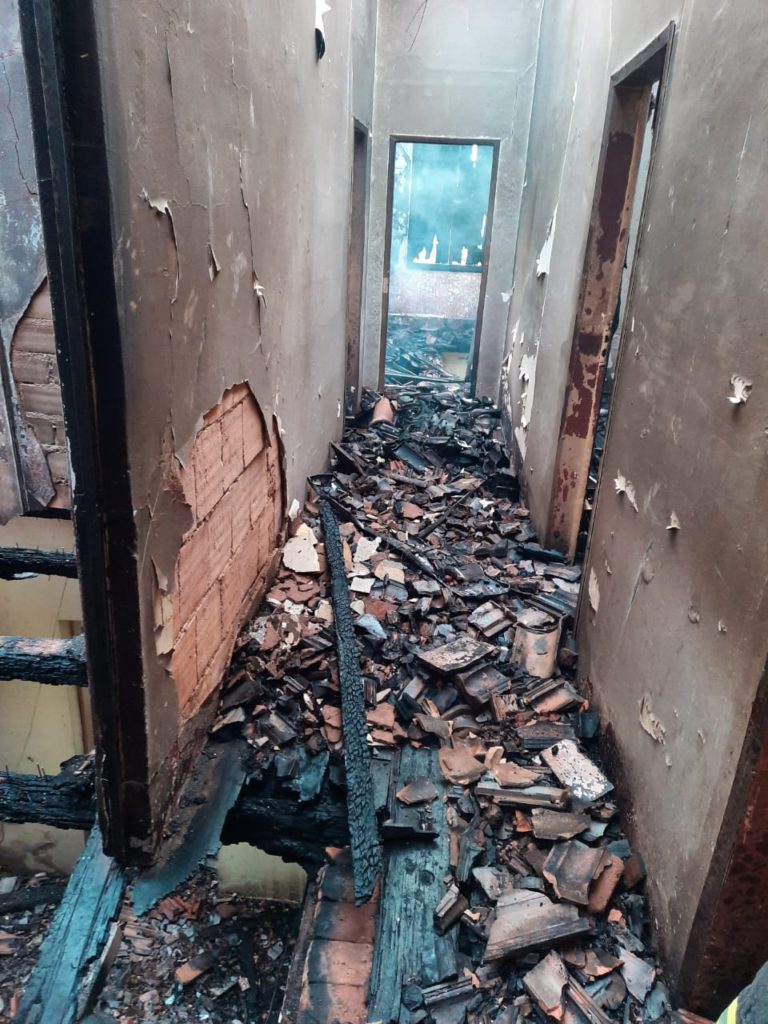Parte interna do casarão destruída após dois incêndios. Foto: Brigada Municipal do Corpo de Bombeiros de Itabirito