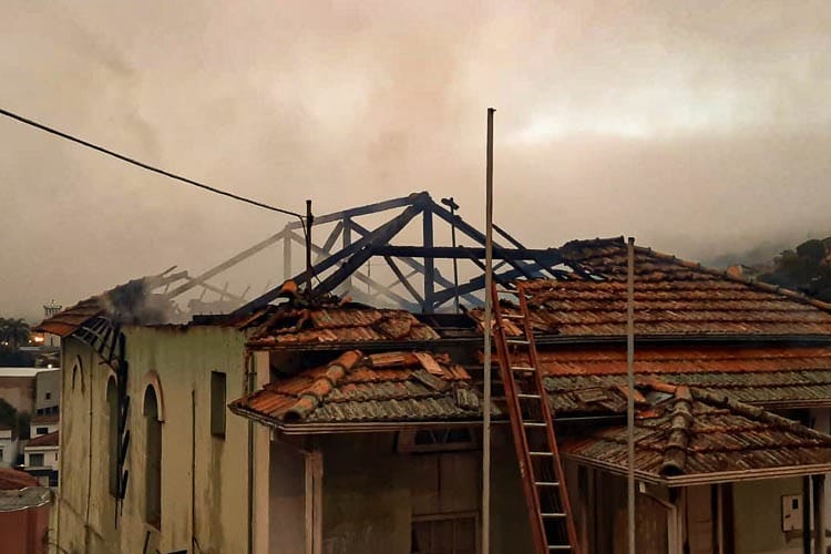 Estrutura do casarão onde funcionou o quartel da Polícia Militar ficou totalmente danificada. Foto: Brigada Municipal do Corpo de Bombeiros de Itabirito