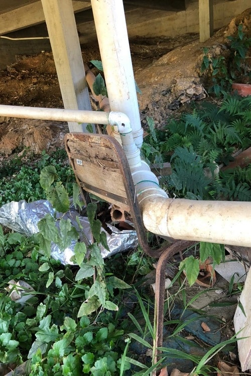 Improvisação de apoio para tubo de esgotamento sanitário na UBS de Pombal – Foto: Relatório/Manoel Douglas