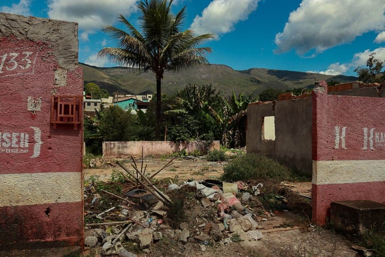 Residências e pontos comerciais sofrem com o abandono em Antônio Pereira. Foto: Lui Pereira/Agência Primaz