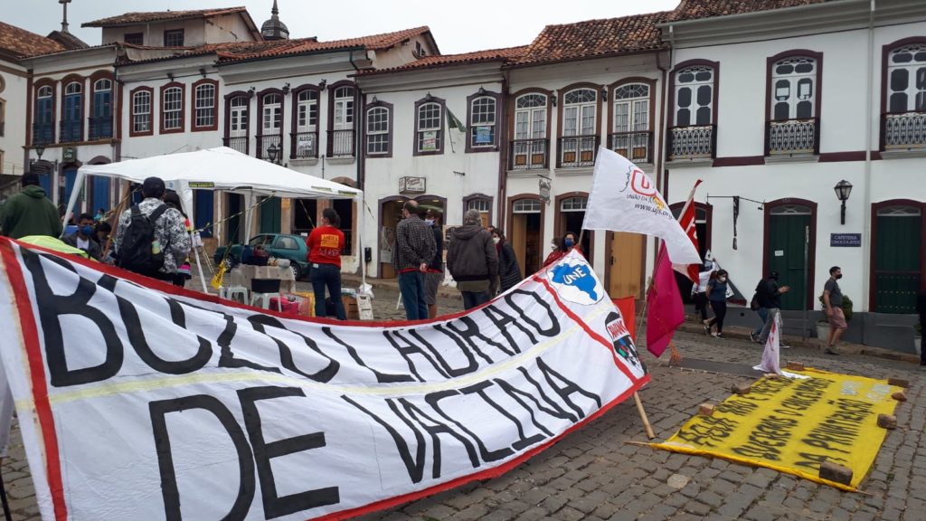 Condução do governo na compra de vacinas foi criticada pelos manifestantes. Foto: Marcelo Sena/Agência Primaz