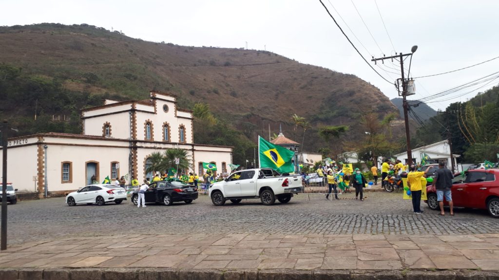 Manifestantes saíram em carreata pelas ruas de Ouro Preto, antes de seguir para Mariana. Foto: Marcelo Sena/Agência Primaz