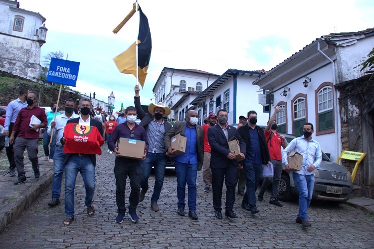 Membros da CPI desceram a pé da Praça Tiradentes até a Prefeitura levando o relatório e os documentos analisados pela comissão. Foto: CMOP