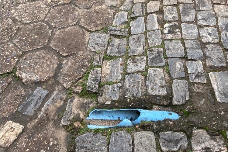 Posicionamento e entupimento dos bueiros e drenos existentes na esquina da Rua Frei Durão com a Av. Salvador Furtado – Fotos encaminhadas por Maria de Fátima Pyra Almeida
