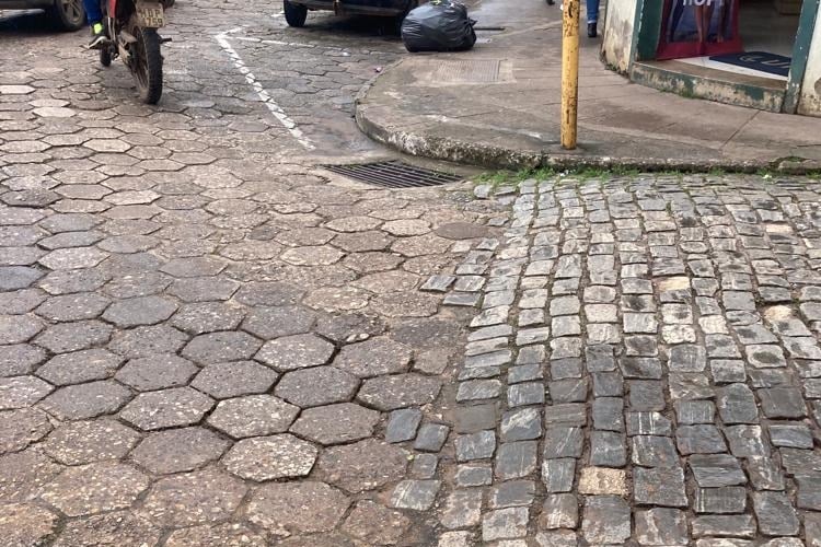 Posicionamento e entupimento dos bueiros e drenos existentes na esquina da Rua Frei Durão com a Av. Salvador Furtado – Fotos encaminhadas por Maria de Fátima Pyra Almeida