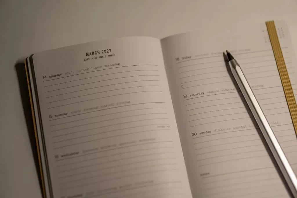 Agenda aberta, com caneta sobre ela, ilustrando a coluna Prezado diário, de Andreia Donadon Leal