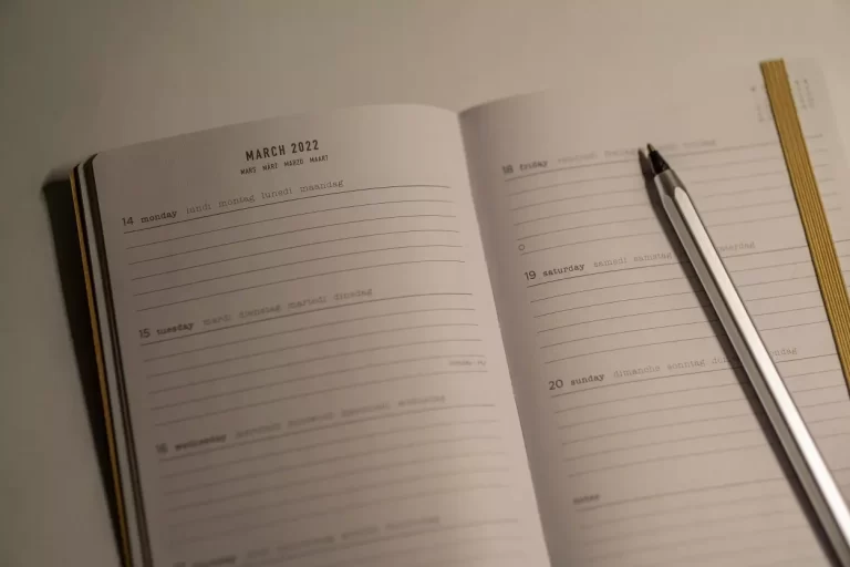 Agenda aberta, com caneta sobre ela, ilustrando a coluna Prezado diário, de Andreia Donadon Leal