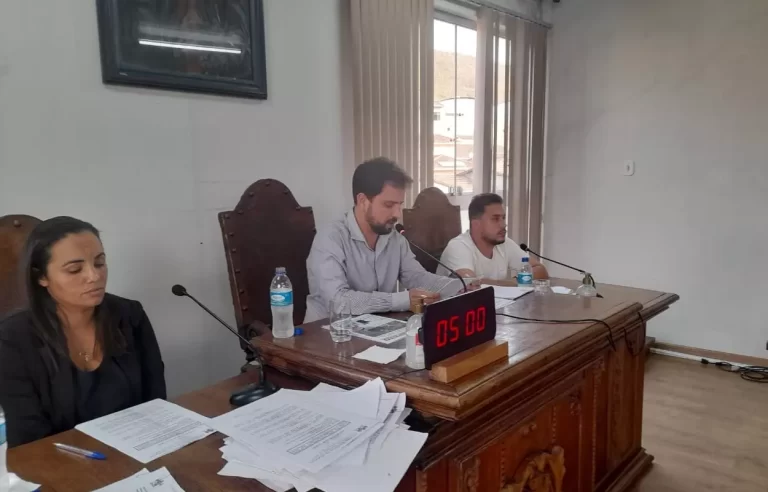Juliano Duarte, ao centro da Mesa Diretora da Câmara de mariana, durante votação do projeto da Feira Livre do Automóvel