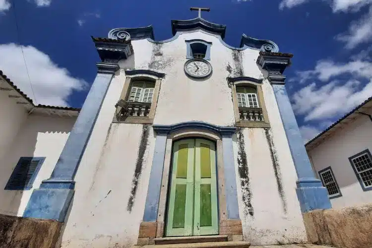 Fachada da Capela Nossa Senhora da Boa Morte, Mariana, Minas Gerais, cujo telhado foi reformado com recusros do ICMS Patrimônio Cultural