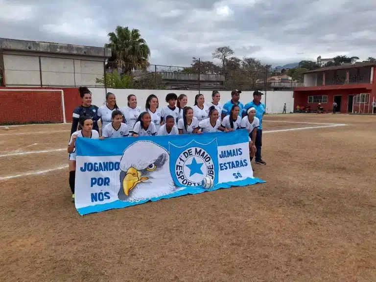 Integrantes da equipe de futebol feminino do 1º de Maio, em pose oficial antes do jogo