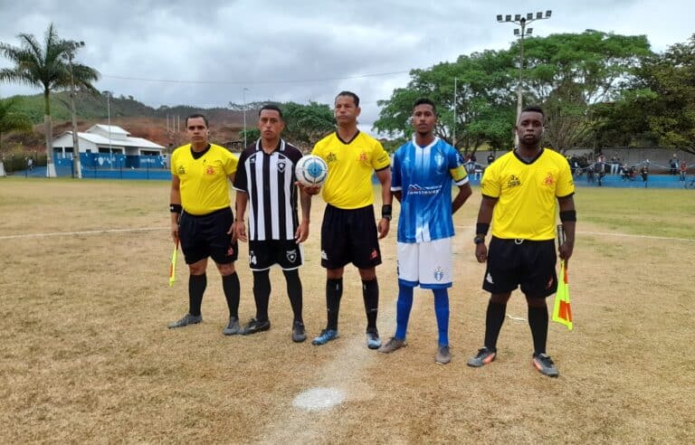 Antes da partida, árbitro e auxiliares posam para a tradicional foto com os capitães do União Passagense e do São Caetanense