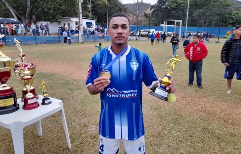 Caio, escolhido como o melhor jogador da final, foi o autor do gol de virada do São Caetanense, que depois fez mais um e se tornou campeão dos juniores de Mariana