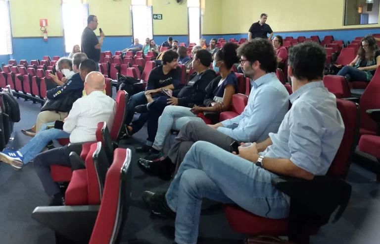 Pessoas em um auditório, participam do seminário sobre plano de manejo de sítios arqueológicos em Mariana