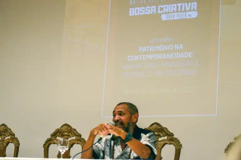 Ativista quilombola Nêgo Bispo, proferindo palestra na abertura da mostra Bossa Criativa