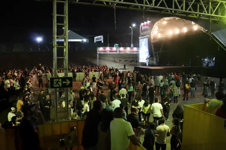 Pesoas á espera do show do Jota Quest, na abertura da Expo Mariana 2022