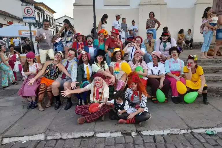Grande número de palhaços, do grupo Sociedade do Riso, de Belo Horizonte, reunidos na escadaria da Igreja da Sé, ao final do cortejo do Encontro de Pallhaços