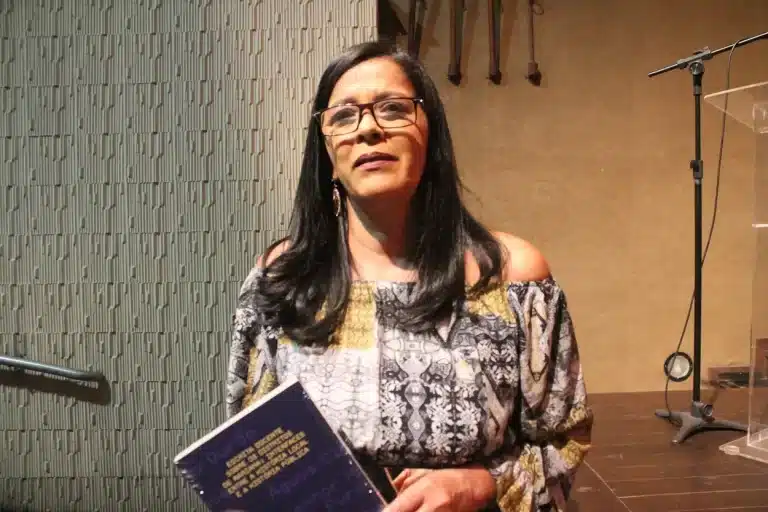 Cibele Aparecida, autora do livro lançado nesta segunda-feira (25), no Cine Theatro Municipal