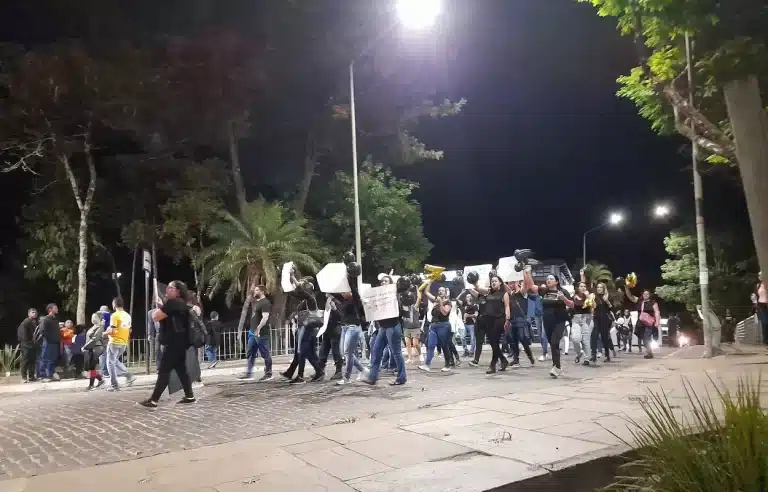 Manifestação dos profissionais de Enfermagem, passando pela segunda ponte sobre o Ribeirão do Carmo