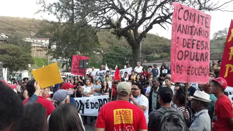 Grupos de manifestantes promoveram bate-boca durante nova manifestação contra a Saneouro