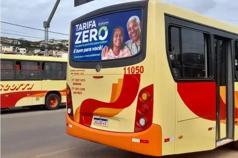 Traseira de ônibus com adesivo do programa Tarifa Zero, implantado em Mariana