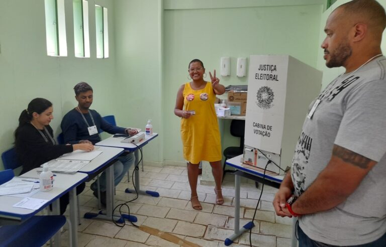 Candidata a Deputada Estadual, patrícia Ramos, de vestido amarelo, prepara-se para votar