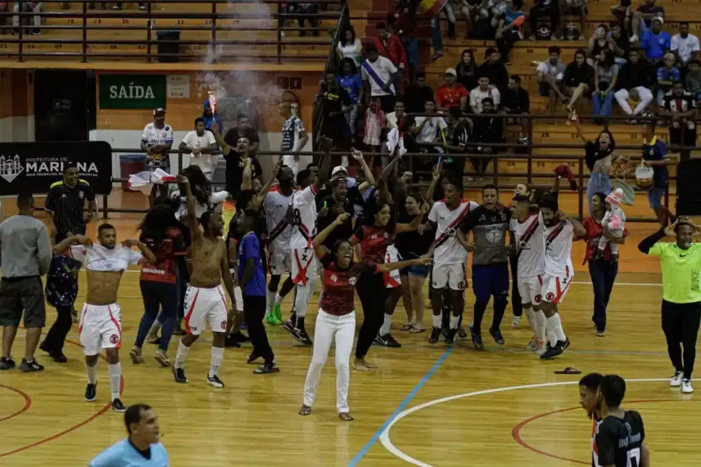 Torcedores e jogadores comemoram título do CTX na Copa mariana de Futsal