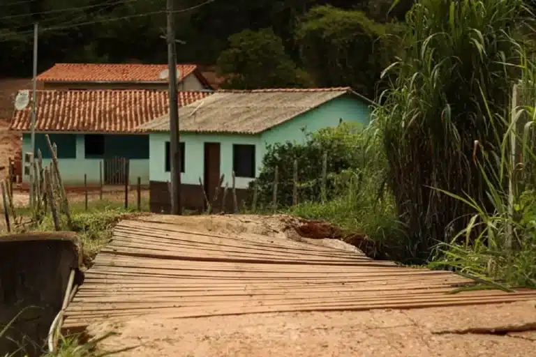 Ponte de madeira, necessitando de reparos, na zona rural do município de Mariana