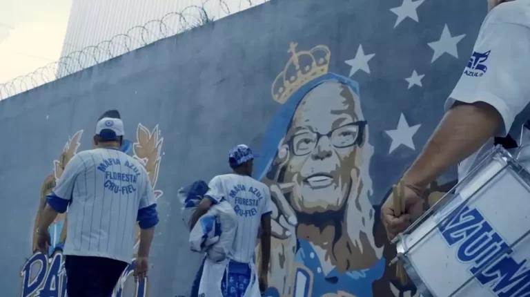 Mural em homenagem a Salomé, torcedora símbolo do Cruzeiro, que é o tema do próximo documentário do jornalista marianense Gustavo Nolasco