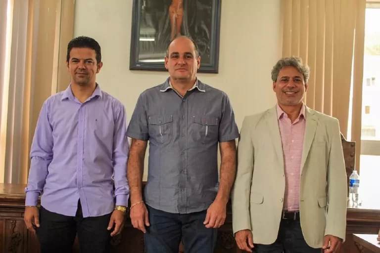 Diante de um quadro com o Cristo Cruficiado, da esquerda para a direita, Manoel Douglas, Fernando Sampaio e Zezinho Salete, que vão compor a Mesa Diretora da Cãmara, com a posse de Edson Agostinho como prefeito interino de Mariana