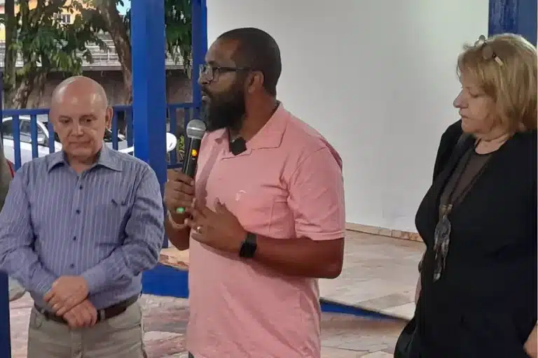 Frefeito interino de Mariana, Ronaldo Bento, no centro, ao microfone, discursa ladeado pelo secretário e pela vereadora, durante cerimônia de entrega da reforma do Terminal Turístico Manoel da Costa Atayde