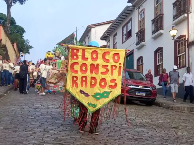 O bloco Ow Conspirados foi o primeiro a desfilar na abertura do Carnaval de Ouro Preto