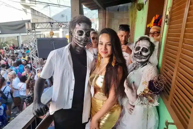 Casal com a fantasia Casamento Macabro, escolhida como a melhor de 2023 na Banda dos Farrapos