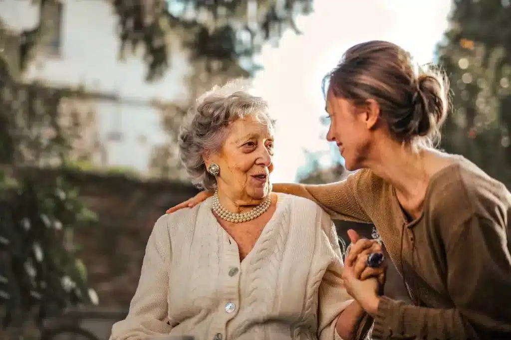 Mulher e mãe idosa, em alusão do Dia das Mães