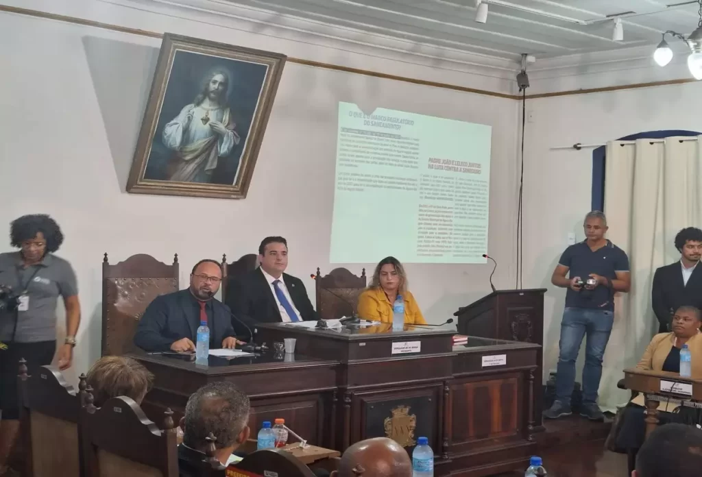 Deputados estaduais compondo a mesa da audiência pública para discussão do caso saneouro