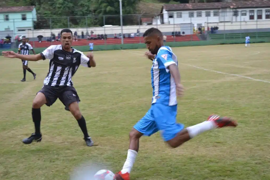 Em uma partida acirrada o Nacional (azul) venceu o Santanense (preto)