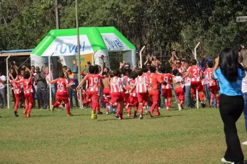 Garotada da equipe sub-11 do 1º de Maio comemora o título de 2022