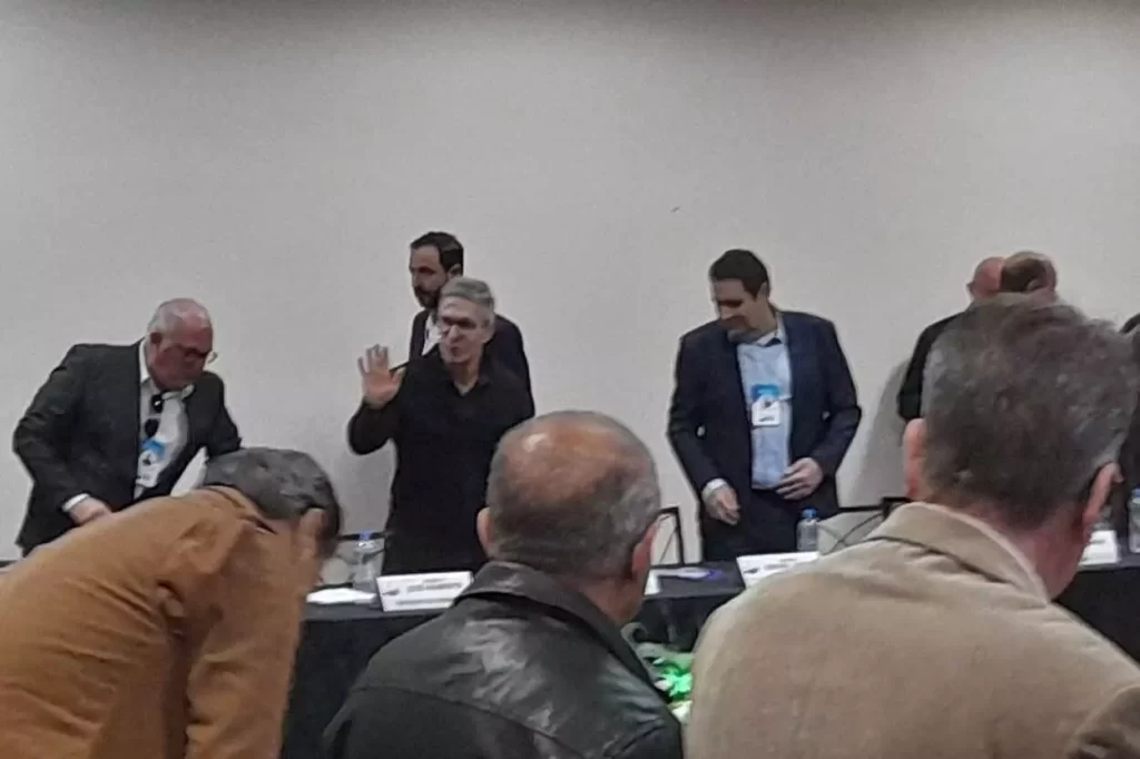 Terminada a reunião com os atingidos, Romeu Zema teve uma rápida participação no Fórum de Prefeitos da Bacia do Rio Doce
