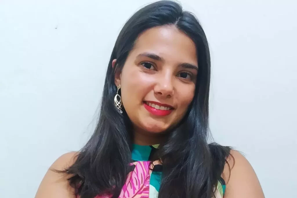 Thalia Gonçalves, autora do livro de perfis de artesãos de Cachoeira do Brumado, distrito de Mariana (MG)