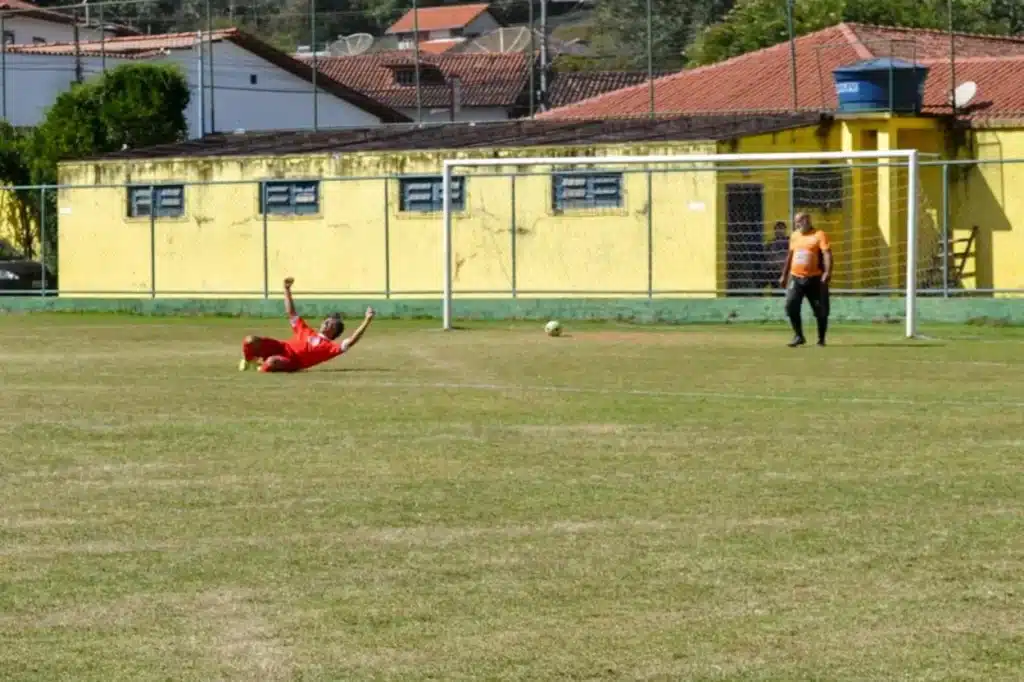 Jogador do Guarani (no chão), comemora a classificação de sua equipe para a final do Campeonato Cinquentão de Ouro Preto