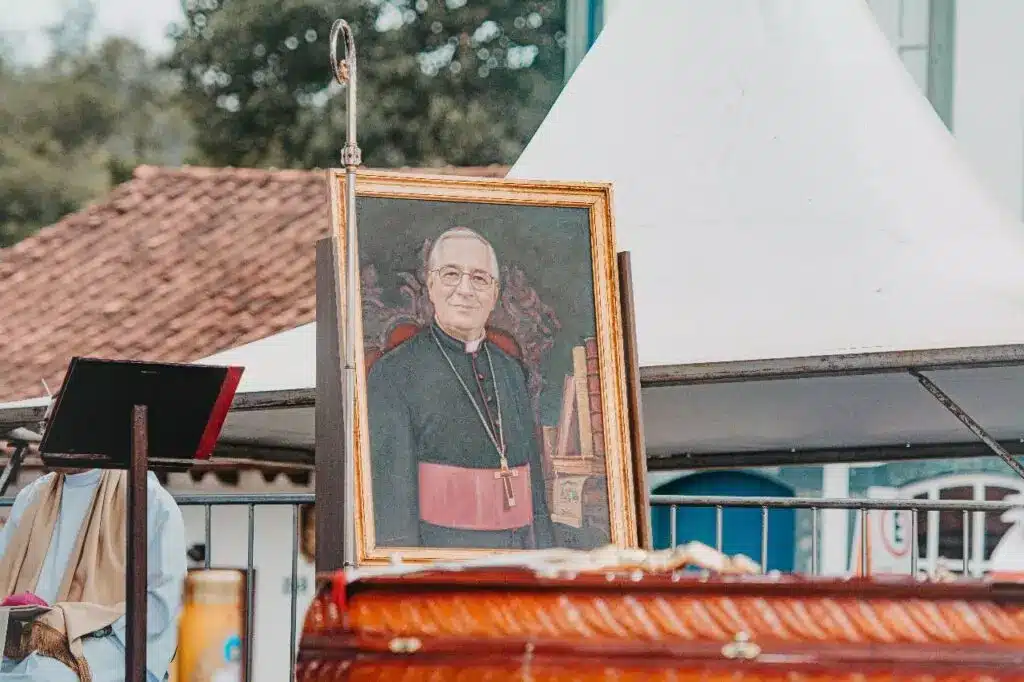 Retrato de Dom Geraldo Lyrio Rocha, exposto na Praça da Sé, durante a cerimônia de exéquias