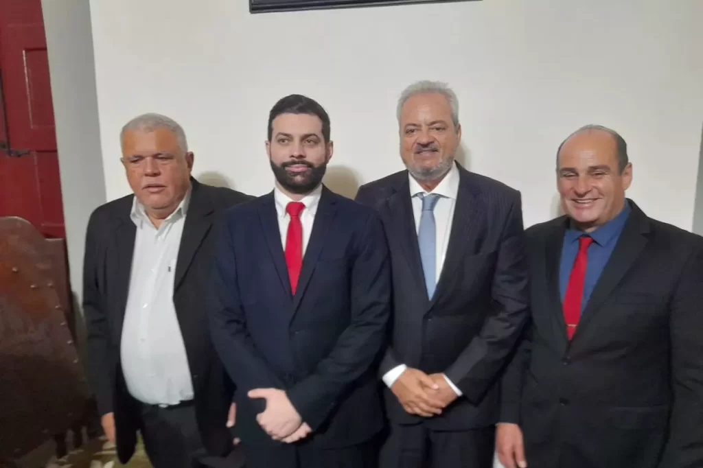 Celso Cota e Cristiano Vilas Boas, ladeado pelos vereadores Edson Agostinho e FErnando Sampaio, simbolizando a paz almejada na política marianense