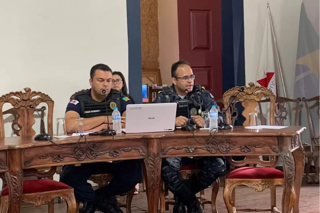 Da esquerda para a direita, o diretor do DEMUTRAN, Charles Borges de Melo e o subsecretário de segurança pública, João Paulo Felipe, durante reunião sobre o estacionamento rotativo
