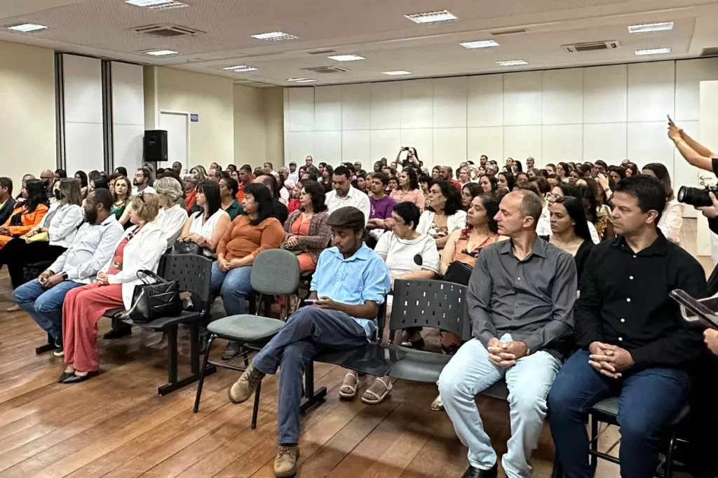 A cerimônia contou com a participação de representantes do legislativo, além dos diretores e vice-diretores eleitos