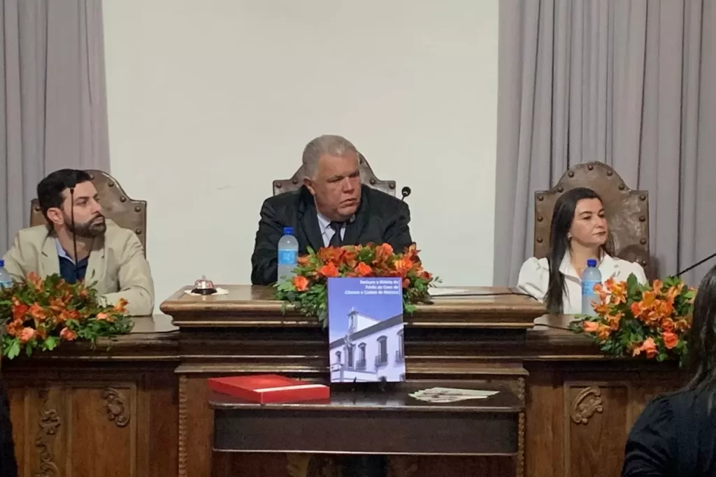 Integrantes da mesa diretora da sessão solene de lançamento do livro sobre o restauro da Casa de câmara e Cadeia de Mariana